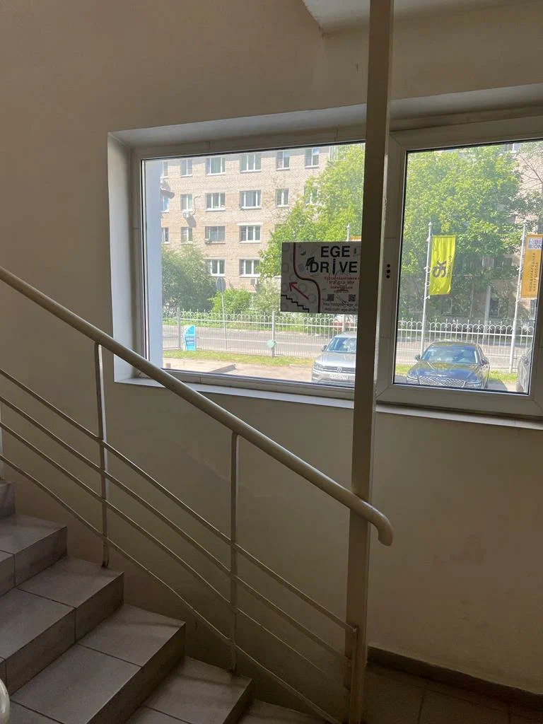 реклама на лестнице